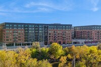 Building Photo - The Deveraux