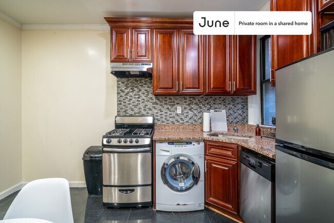 Building Photo - Private bedroom in 3 bed/1 bath Home