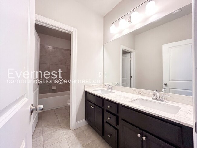 Building Photo - Spacious 5 Bed, 3 Bath Home with Fenced Yard and Garage / Pet Friendly / Available Now!