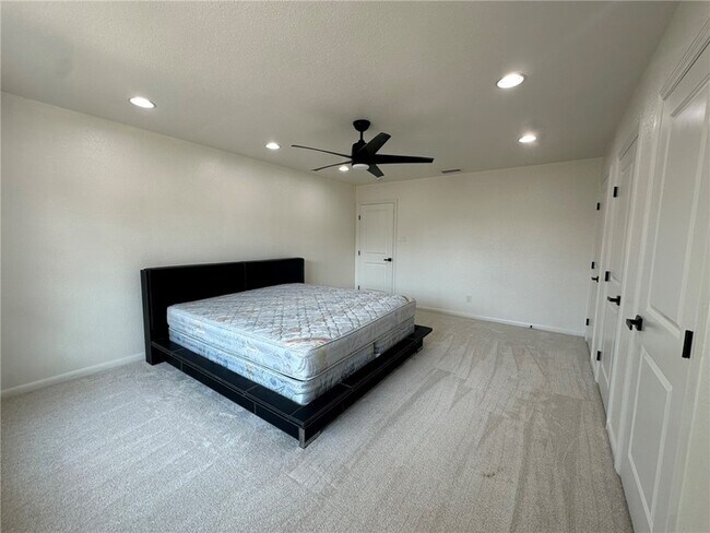 Building Photo - 301 Bermuda Pl