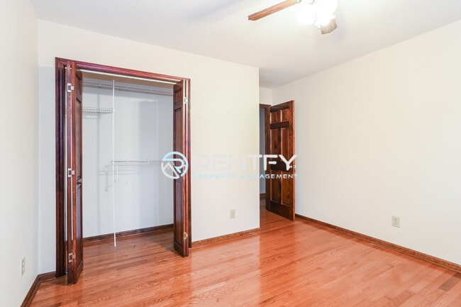 Building Photo - 123 Tiger Ln