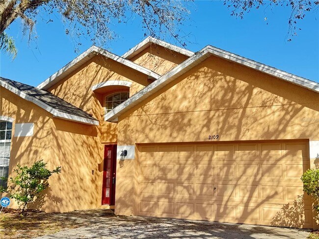 Building Photo - 2109 Woodsedge Dr