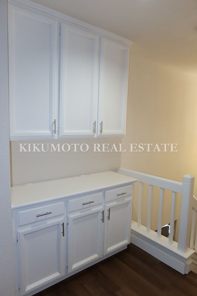 Building Photo - 3 Bedrooms, 2 1/2 Baths Half-plex in the P...