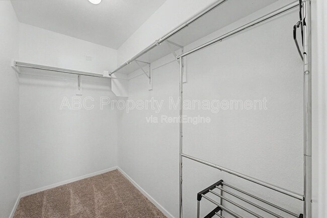 Building Photo - 946 E Sparrow Cir