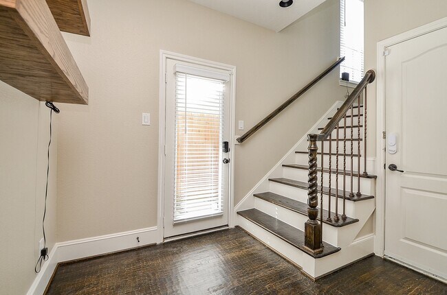 Building Photo - 1307 Studer St