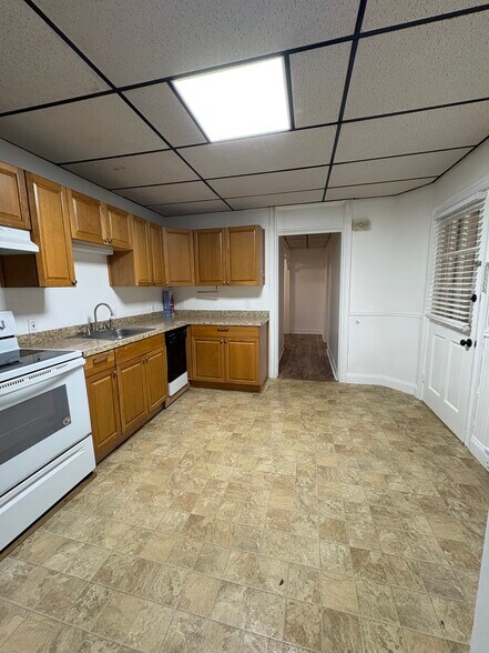 Building Photo - 2030 Hanover Ave