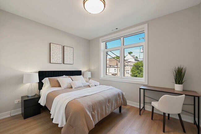 Building Photo - 2344 W Polk St