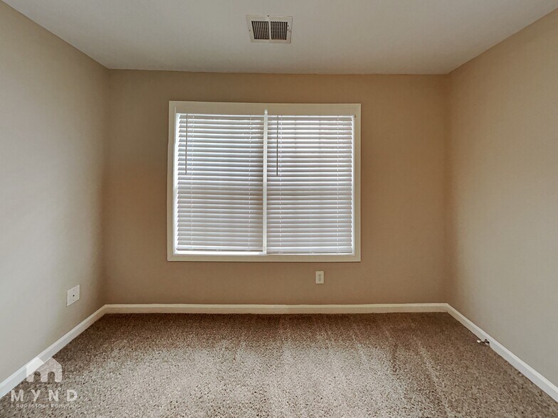 Building Photo - 205 Ivy Ct