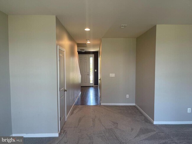 Building Photo - 419 Foxglove Way