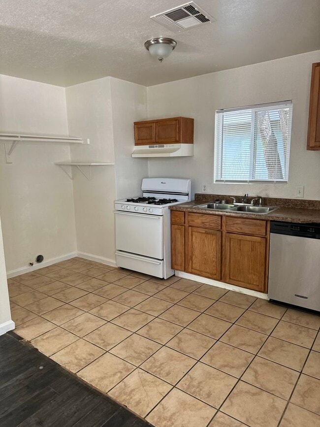 Building Photo - Perfect starter home in North Bakersfield!