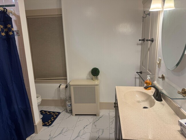 Building Photo - 367 Maple St