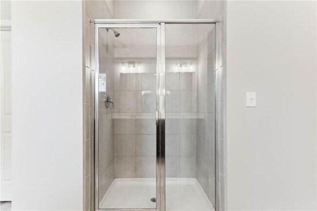 Building Photo - 5530 Mirror Lake Dr