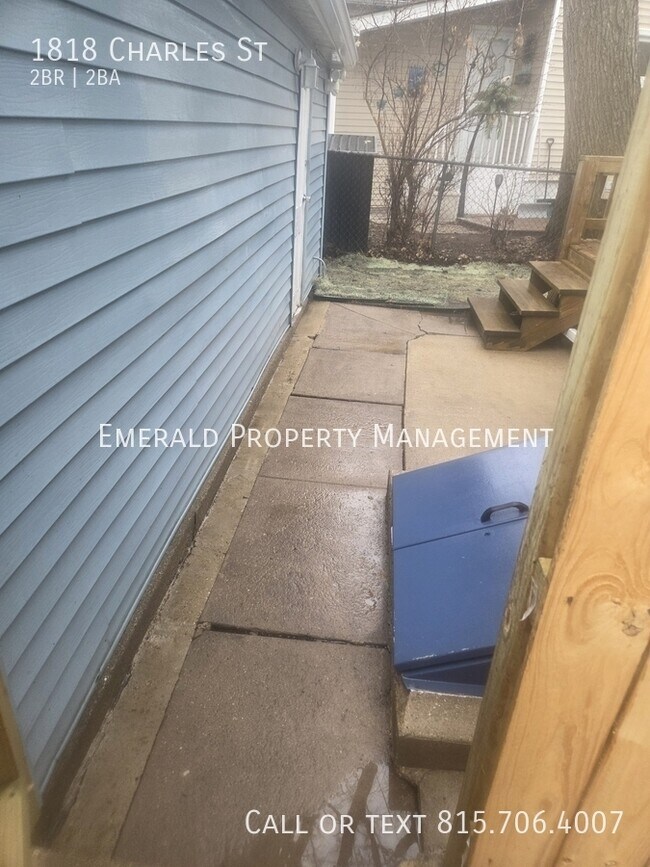 Building Photo - 1818 Charles St