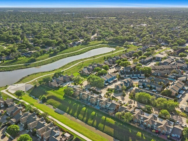 Building Photo - 15932 Seahorse Dr