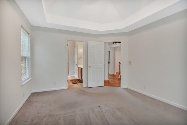Building Photo - NEW PRICE and $500 off second full month's rent with a signed lease beginning in August!
