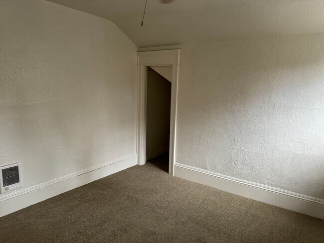 Building Photo - Large 4 bedroom, 1.5 bathroom farm house on River Rd!