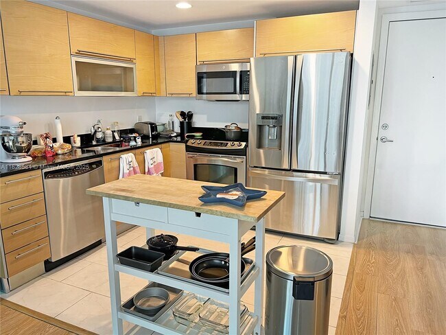 Building Photo - 950 Brickell Bay Dr