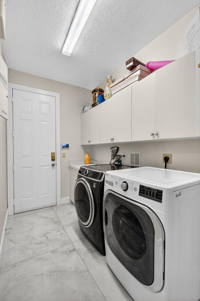 Building Photo - 9167 Oak Alley Dr