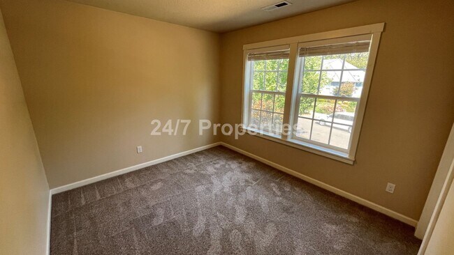 Building Photo - Stunning 4 BD | 2.5 BA Craftsman - Milwaukie