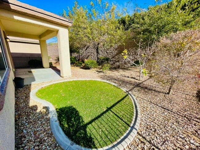 Building Photo - Beautiful Upgraded, single story home in a...