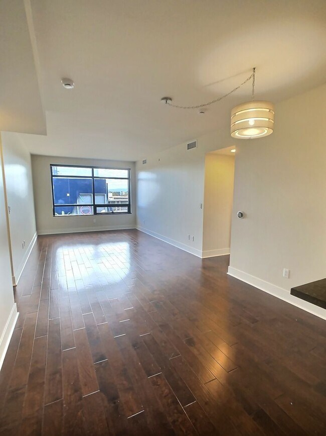 Building Photo - Fantastic 2 Bedroom/2 Bathroom Condo For R...