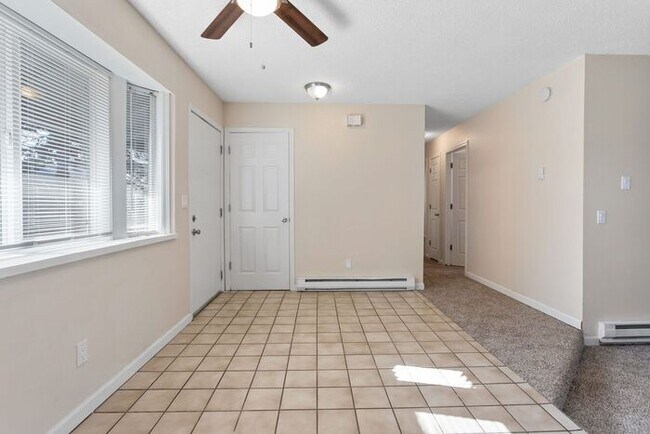 Building Photo - 2 Bedroom townhome with Washer and Dryer INSIDE!
