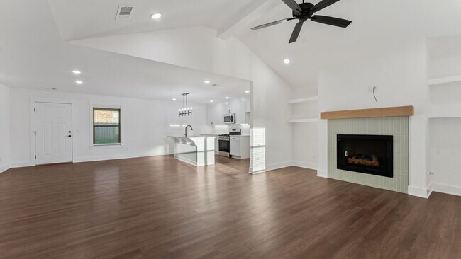 Building Photo - "Charming Farmington Retreat: Spacious 3-B...