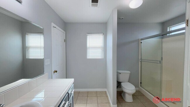 Building Photo - Gorgeous home located in the Northeast!