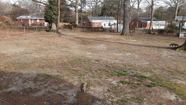 Building Photo - 2213 Mendota Dr