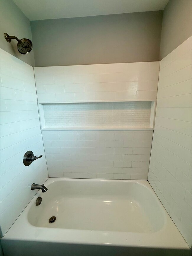 Building Photo - Knoxville 37921 - 2 bedroom 1.5 bath - cal...