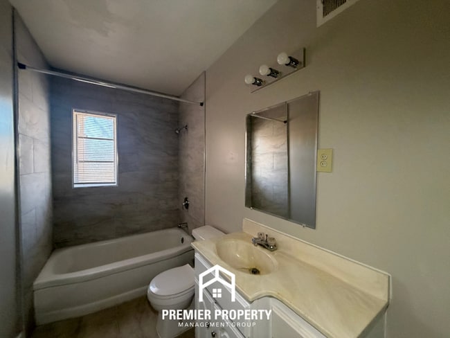 Building Photo - 3-Bedroom Memphis Home Near East Memphis with Fenced Yard