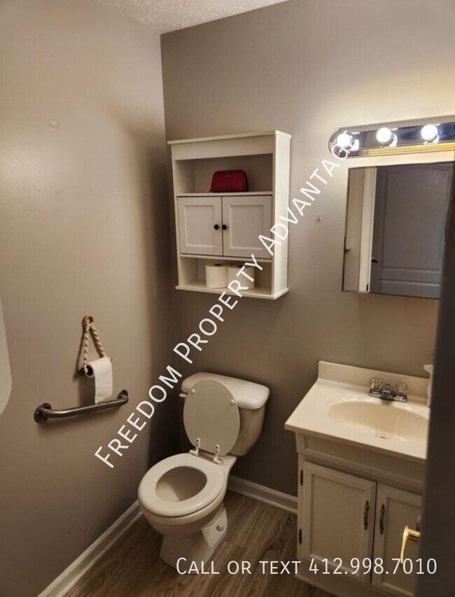 Building Photo - 353 Clavale St