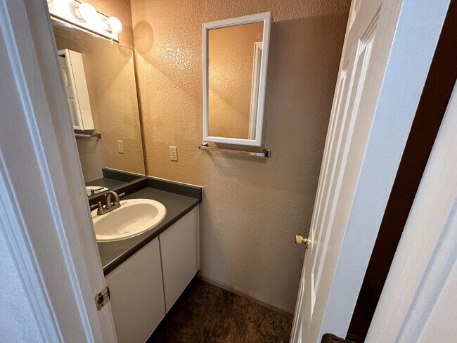 Building Photo - Available August!  Charming Townhome in Table Mountain Heights!