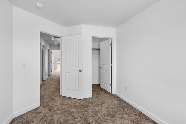 Building Photo - MOVE IN READY! 3 Bedroom townhome in long valley!
