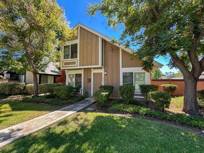 Primary Photo - Updated 4 Bedroom, 2 Bath Villa Portofino ...