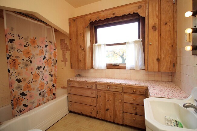 Building Photo - 3 Bed/1 Bath Craftsman Home – Oregon City