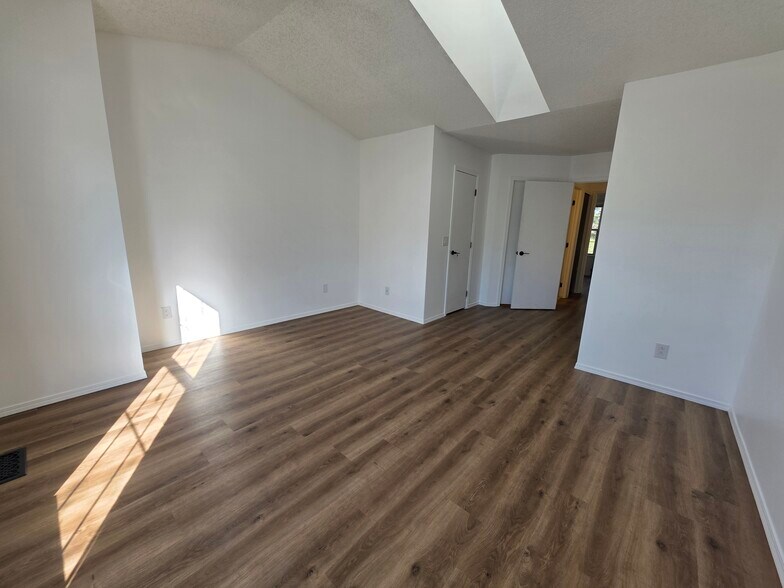 Building Photo - 3670 Queen Anne Way