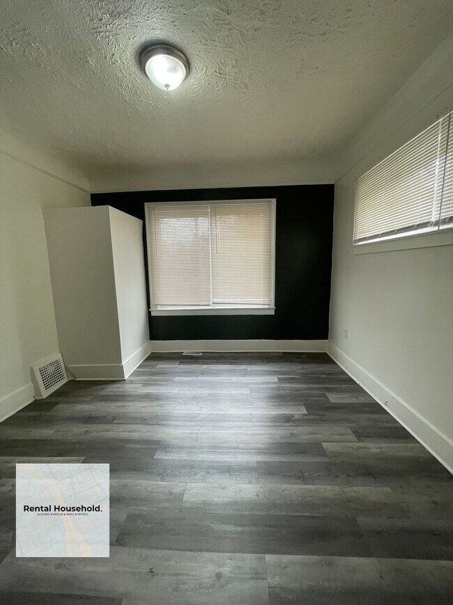 Building Photo - Huge 4 Bedroom Colonial