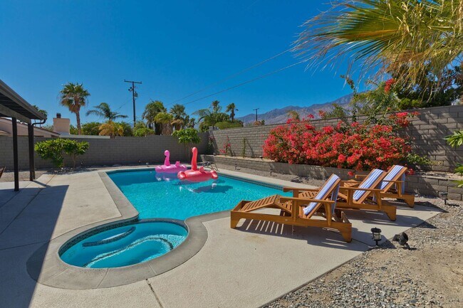 Building Photo - Modern home w Private Pool, Spa, Pets Welc...