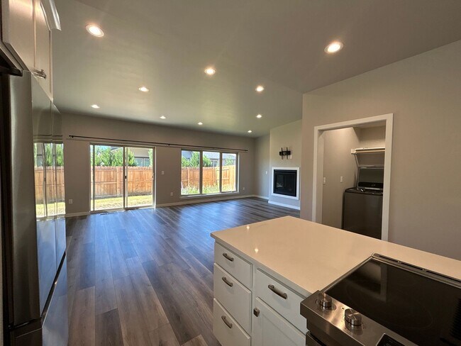 Building Photo - 2 Bedroom Townhouse in SW Redmond