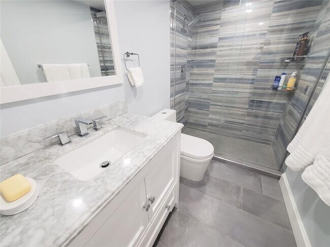 Building Photo - 1021 Hillsboro Mile