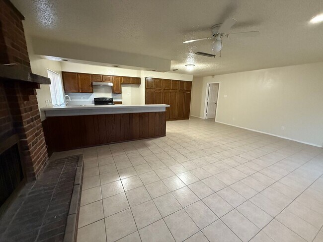 Building Photo - Nice and Spacious Home