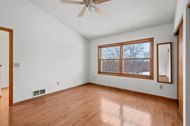 Building Photo - Spacious 3BR 2Bath Townhome in the desirable Seward Neighborhood!