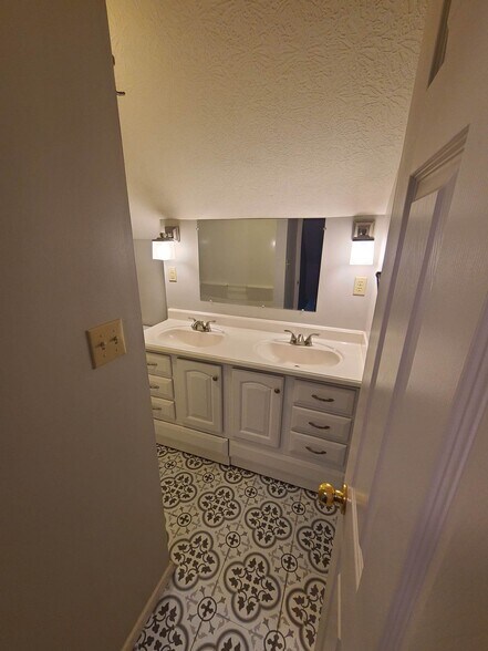 2nd Floor - Full Bath - 156 W Cherokee Dr