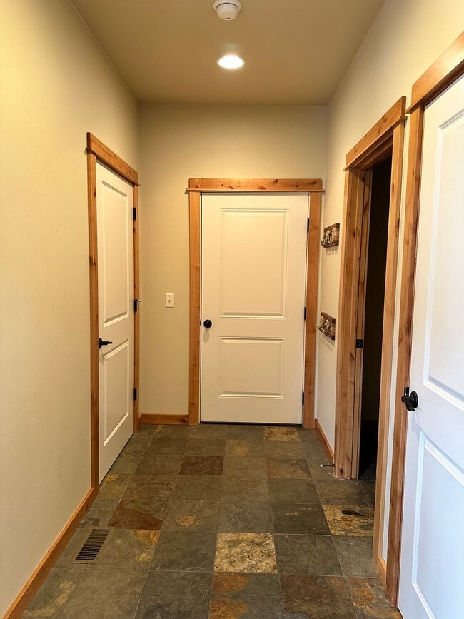 Building Photo - Large Beautiful Condo with Many Upgrades!!