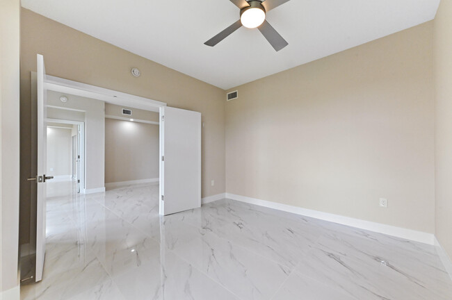 Building Photo - 12454 Crystal Pointe Dr
