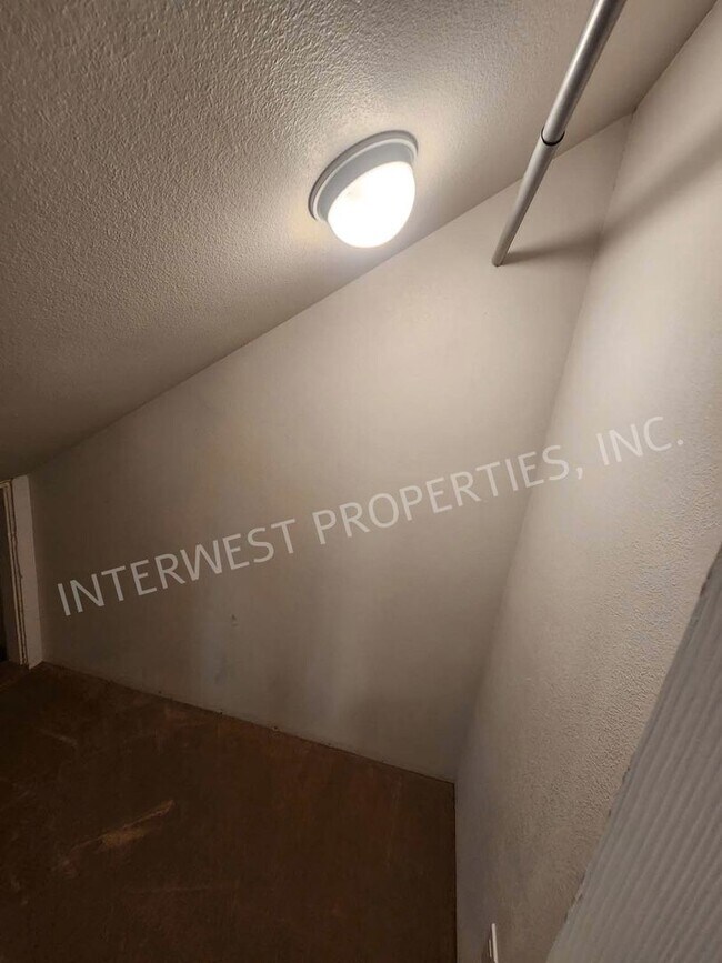 Building Photo - Large 3 Bed+ Bonus Room SW Pdx Home, Natur...