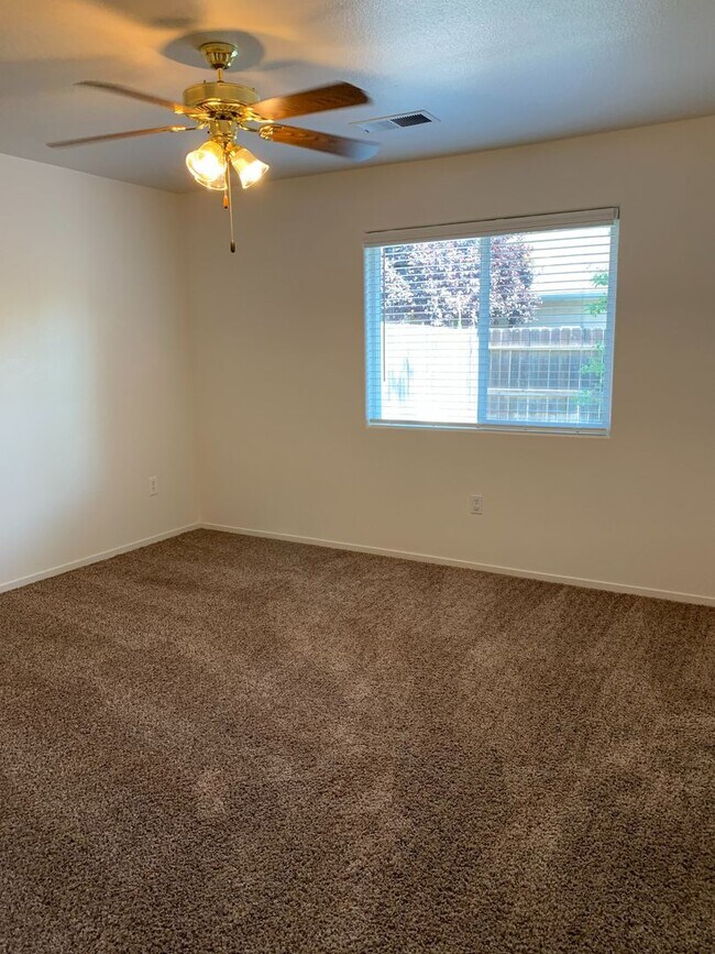 Building Photo - 1905