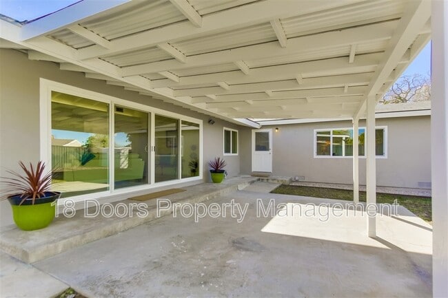 Building Photo - 5318 Saxon St