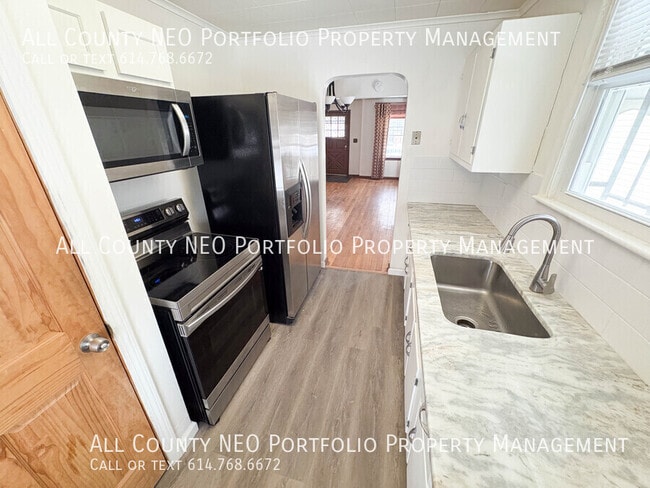 Building Photo - 1463 E Whittier St